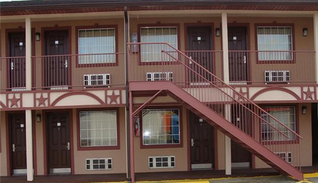 Colonial Inn Hammond Exterior photo