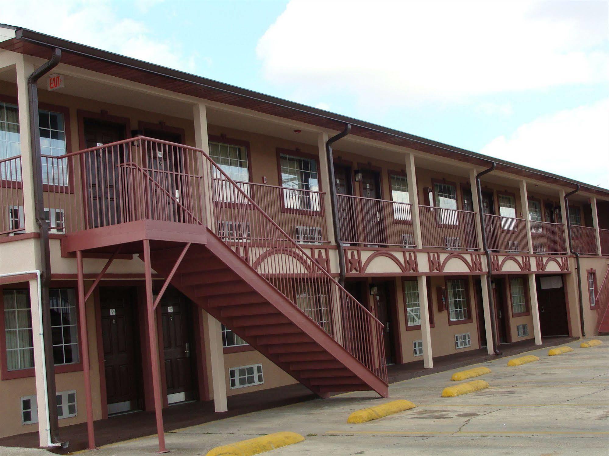 Colonial Inn Hammond Exterior photo